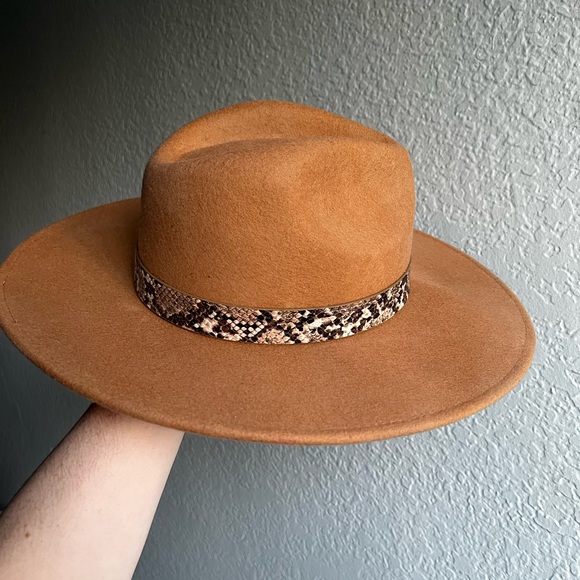 Wide-brim Hat in Camel π - Picture 7 of 9
